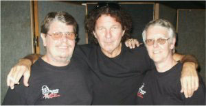 2004: Tony Joe White met Leo en Roely in T-shirts van Boudewijn