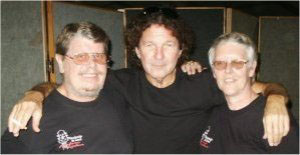 2004: Tony Joe White met Leo en Roely in T-shirts van Boudewijn
